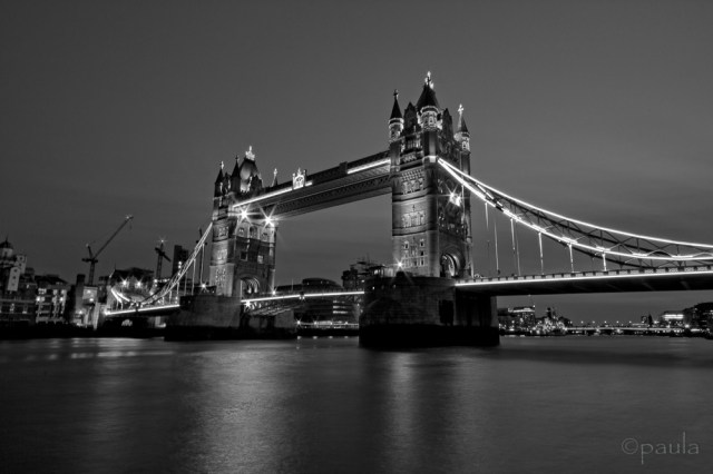 tower bridge night_b&w