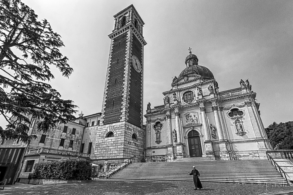 monte berico basilica_b&w