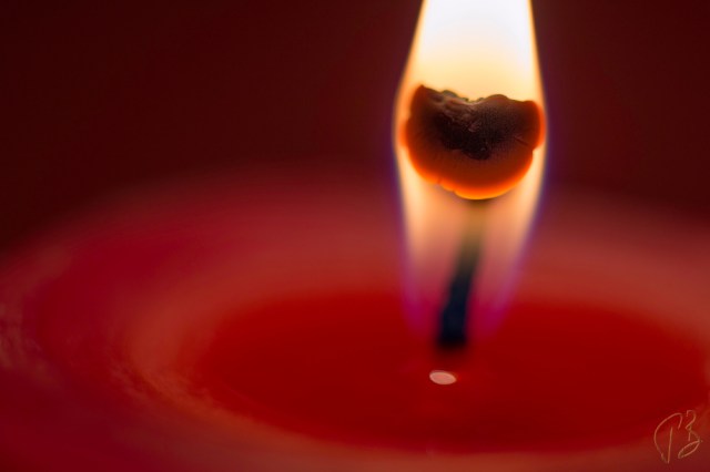 svijeca crvena fitilj-1_bt_potpis