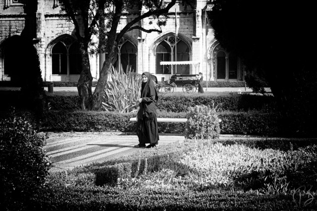 zena u crnom_belem-1_potpis