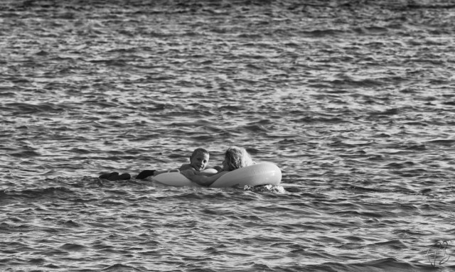 floating together-1_potpis