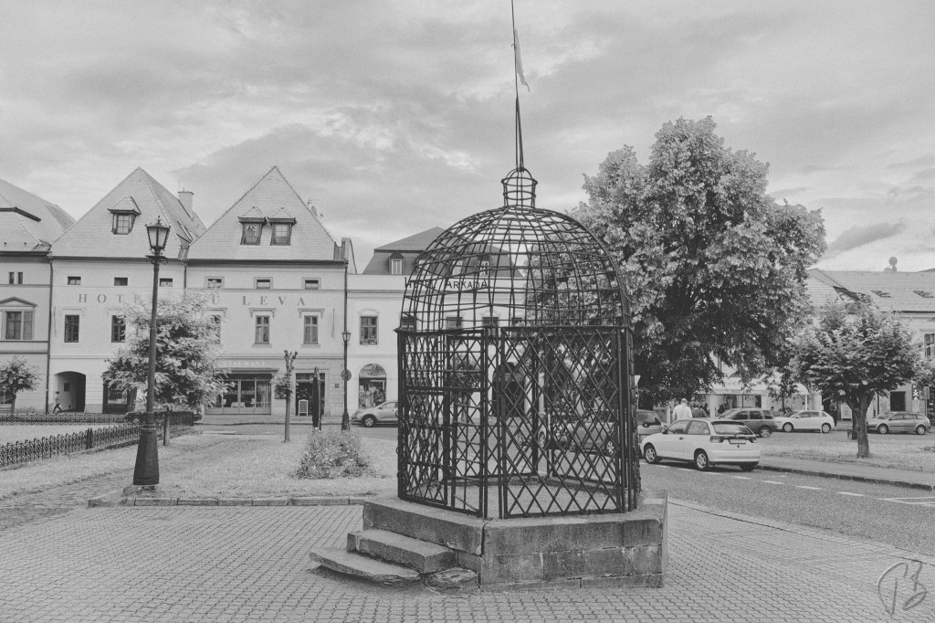 BLACK & WHITE SUNDAY: TRACES OF THE PAST&nbsp;Y3-04